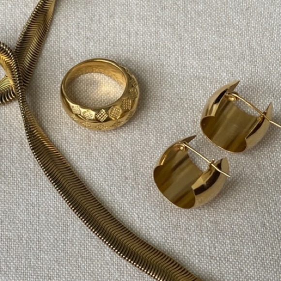 GP hug hoop earrings - Picture 4 of 4